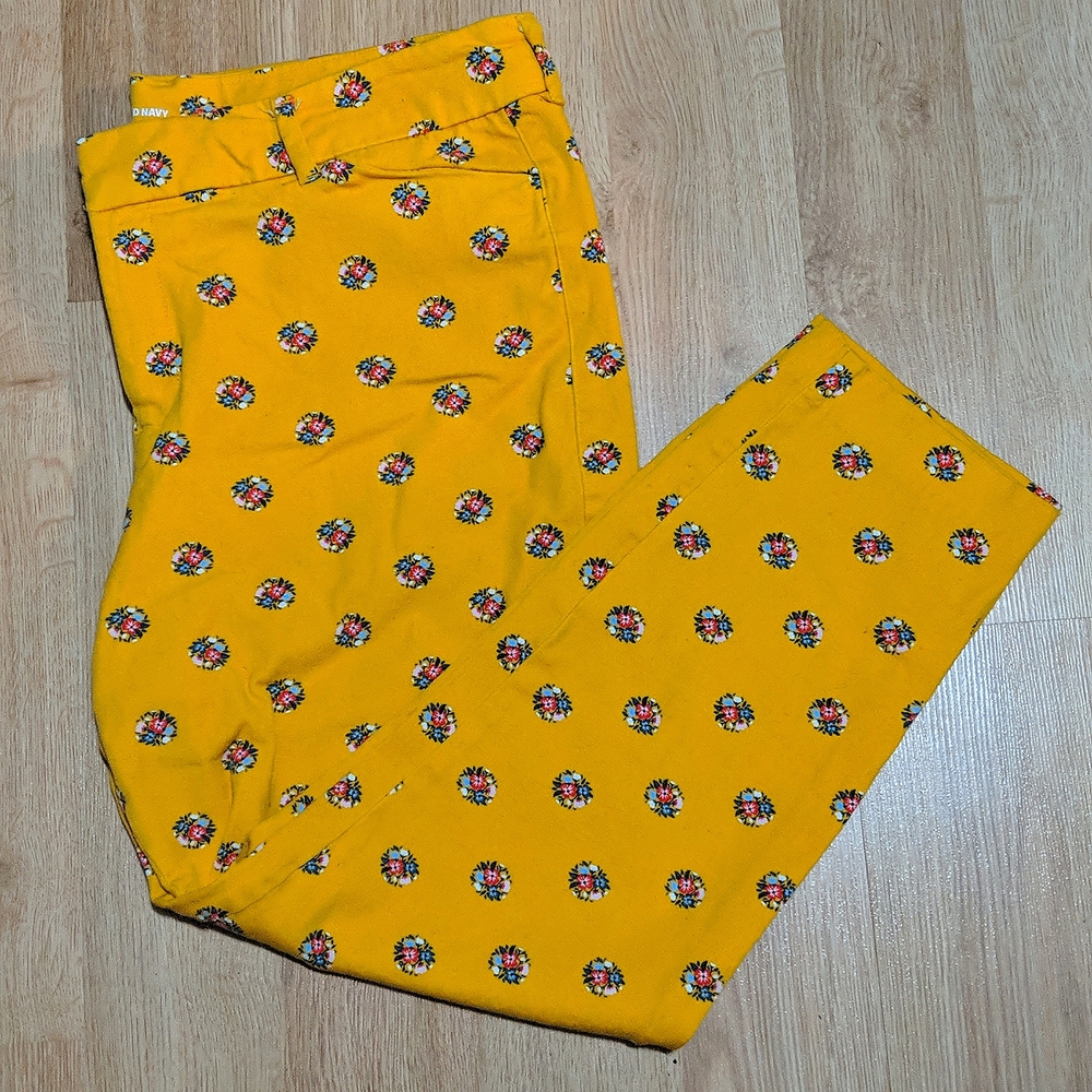✨2/$35 Old Navy Pixie Ankle Pants, Yellow with Floral Design, size 16, POCKETS!!